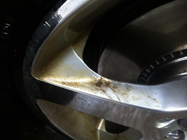 Стружка металла на колесном диске