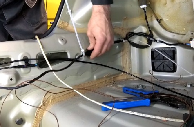 Фиксация провода пластиковыми хомутами