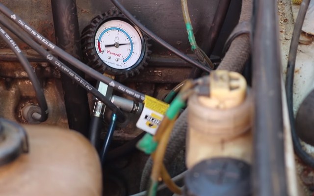 Изменение давления масла при нажатии на педаль газа