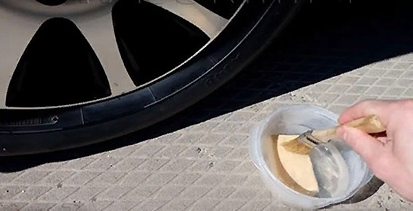 Хозяйственное мыло натираем на тёрке либо смачиваем кистью и наносим на колесо