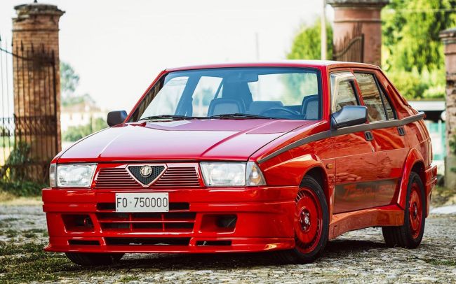 #AM_ita 
Alfa Romeo 75 Turbo Evoluzione
Страна марки: Италия
Страна-изготовитель: Италия 
Год выпуска: 1987
- Тип кузова: Седан..